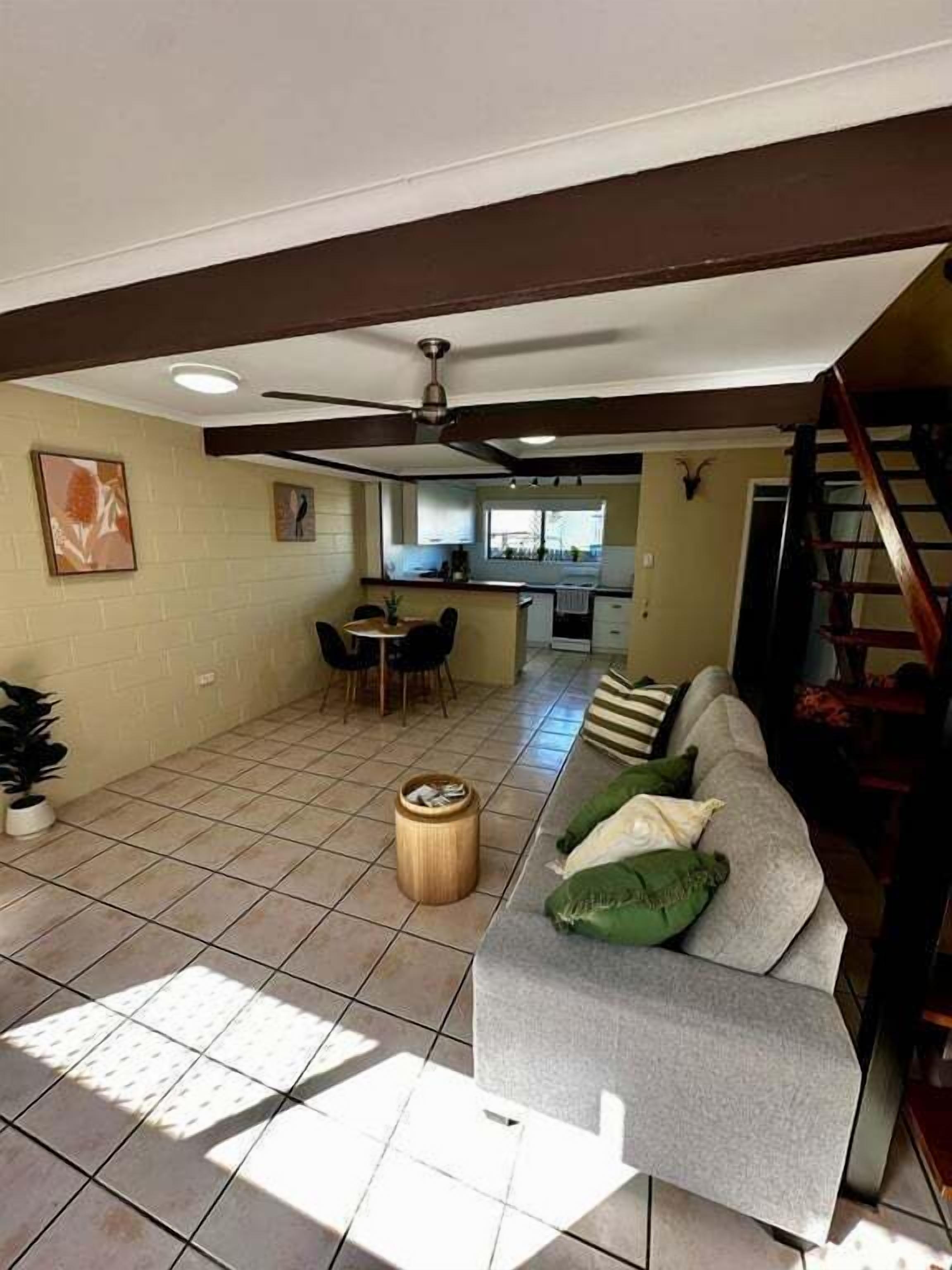 The Nest - Cosy Two Bedroom Townhouse - 매카이