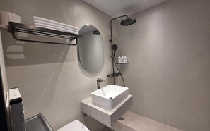 Standard-Doppelzimmer | Badezimmer | Haartrockner, Handtücher, Shampoo, Toilettenpapier