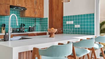 Vila, 3 quartos, vista para o resort | Cozinha privada | Cafeteira/chaleira, geladeira grande, micro-ondas, fogão