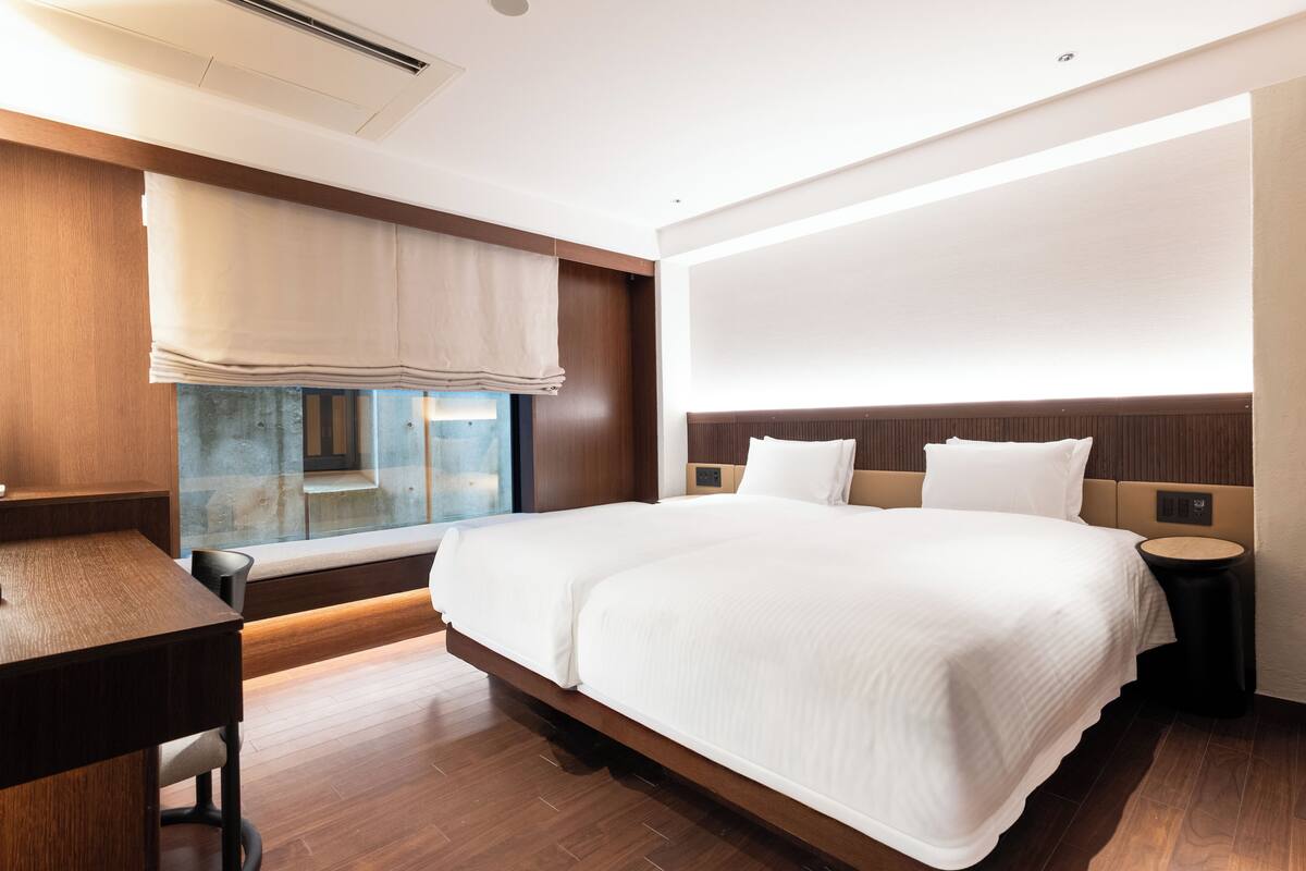 Superior Twin Room | In-room safe, WiFi (free)