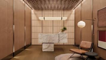 Ein modernes Interieur mit einer Rezeption, einer Sitzgelegenheit und einer gemusterten Decke.