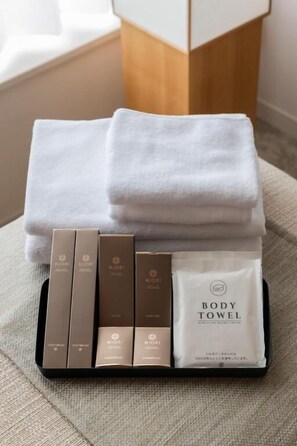 A set of white towels, a body towel, and several brown boxes on a tray. - KIORI Collection Nishiki (Kyoto)