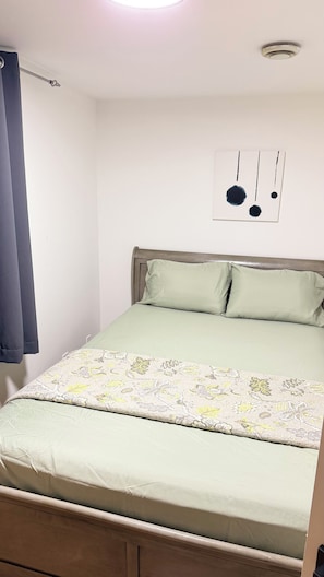 2 bedrooms, iron/ironing board, free WiFi, bed sheets - The Saskatoon Retreat - 2-Bedroom Basement Suite (Saskatoon)