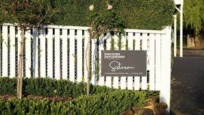 Una cerca blanca de piquetes con un letrero que dice 'DISCOVER DAYLESFORD' y una dirección web.