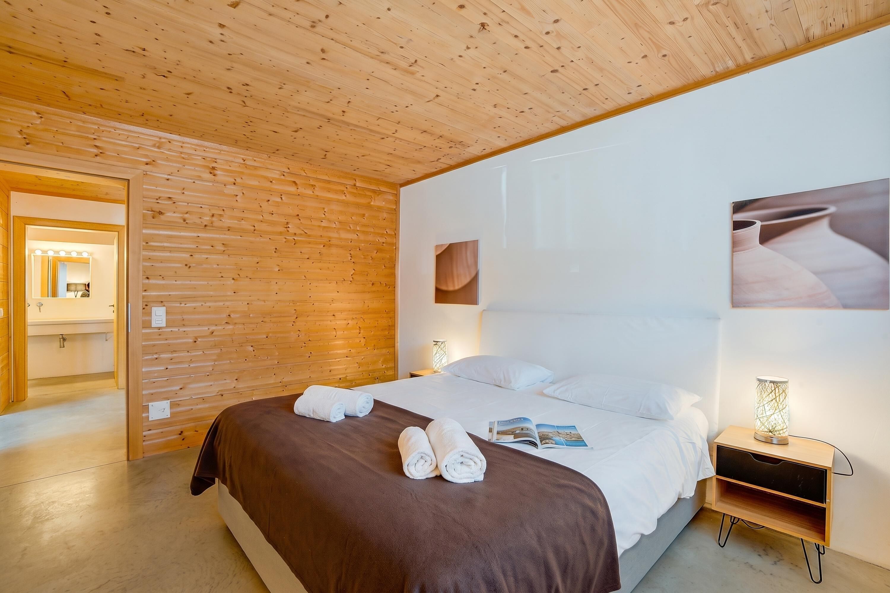 WiFi (free), bed sheets