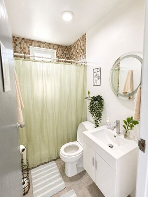 Bathroom - Tranquil 2-bedroom apartment with AC in charming Guanica (Guanica)