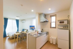 Deluxe Room | Private kitchen | Fridge, microwave, stovetop, electric kettle - Best Friend (Fukuoka City Hakataku  Katakasu)