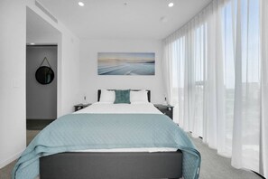 Room - 10th Floor Luxury Three Bedroom Beach View Apartment (Broadbeach)