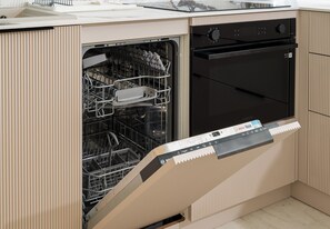 Une cuisine équipée d’un lave-vaisselle et d’un four intégrés dans un meuble.