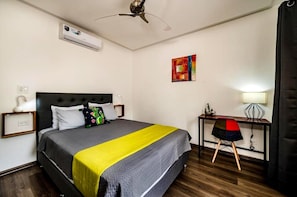 1 bedroom, WiFi, bed sheets - Bright poolside room with balcony in Tamarindo, self check-in (Tamarindo)