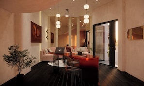 Un interior moderno con sofá, una mesita de centro y una computadora portátil sobre piso de madera.