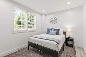 4 bedrooms, iron/ironing board, WiFi, bed sheets - 4BR/3BA Modern GVL Retreat, Fire Pit + Fence (Greenville)