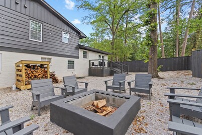 4BR/3BA Modern GVL Retreat, Fire Pit + Fence