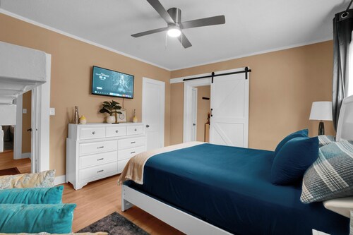 Cozy Modern Nook Near Downtown - Comfortable Home Away From Home