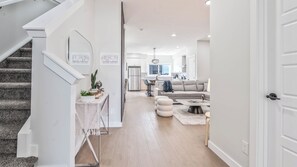 Ein modernes Interieur mit Treppe, einer Küche und einem Wohnbereich.