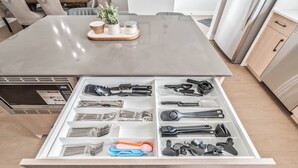 Eine Schublade mit Küchenutensilien und Kochgeschirr.
