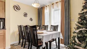 House, 4 Bedrooms, Patio | Dining room