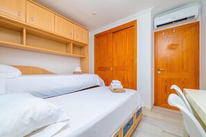 A bedroom with a bed, a desk, and a wardrobe. - SON JANER - Beautiful apartment for 6 people in Can Picafort. Free WiFi (Muro)