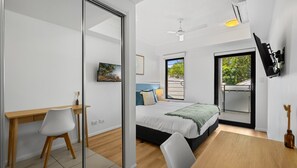 1 bedroom, travel cot, WiFi, bed sheets - Palm Cove Studio with King Bed and Pool | Myrtle Studio (Palm Cove)