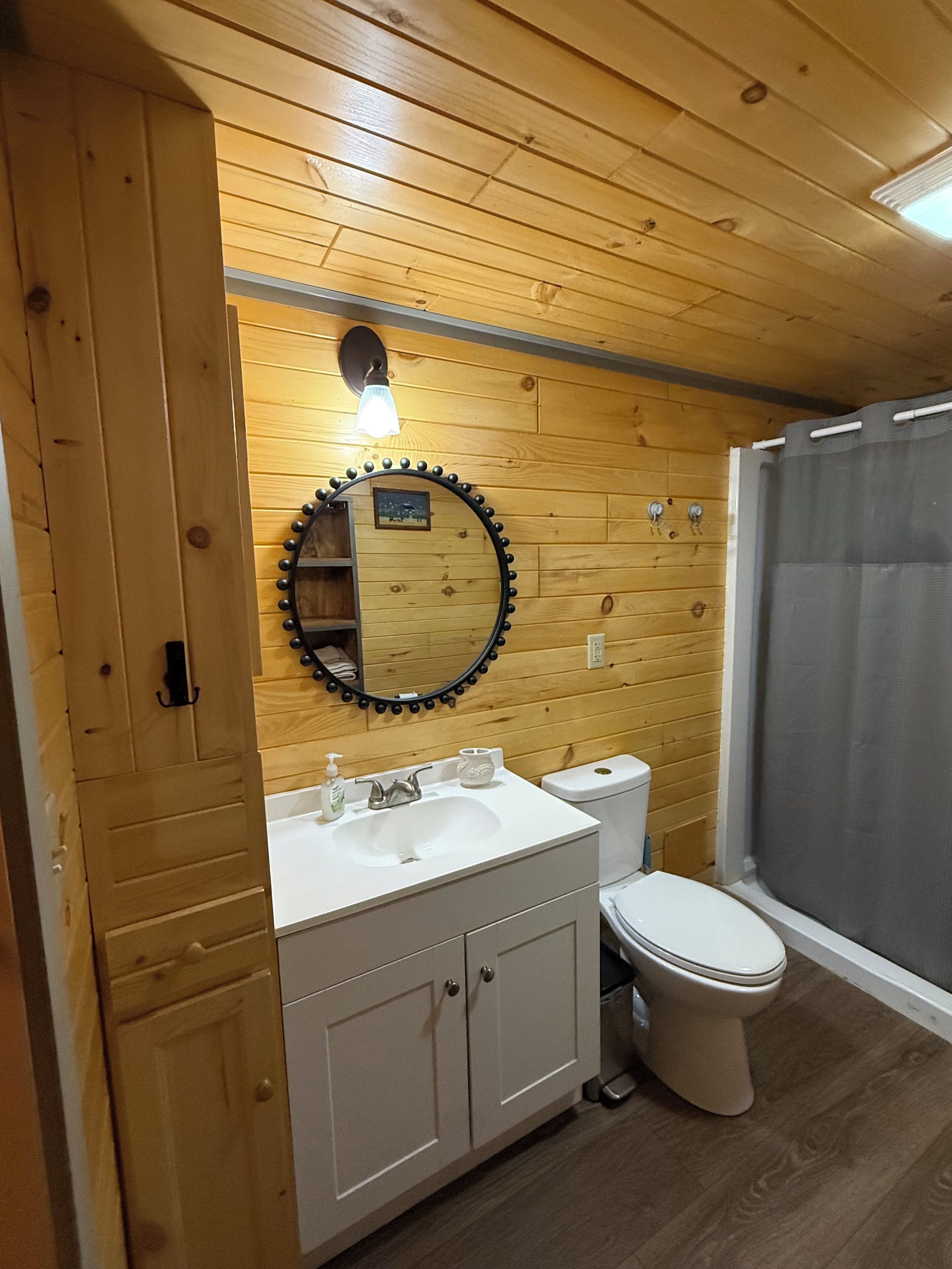 Regadera, toallas, papel de baño 
