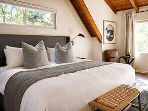 Room - Cozy 3-bedroom cabin in charming Lake Arrowhead with EV charger, hot tub and A/C (Lake Arrowhead)