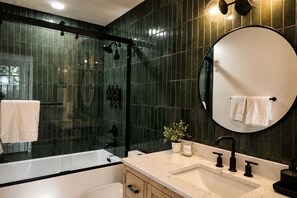Bathroom - Cozy 3-bedroom cabin in charming Lake Arrowhead with EV charger, hot tub and A/C (Lake Arrowhead)