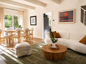 Dining - Cozy 3-bedroom cabin in charming Lake Arrowhead with EV charger, hot tub and A/C (Lake Arrowhead)