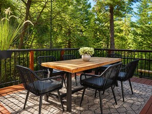 Outdoor dining - Cozy 3-bedroom cabin in charming Lake Arrowhead with EV charger, hot tub and A/C (Lake Arrowhead)