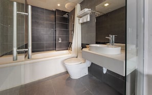 Une salle de bain moderne avec une baignoire, des toilettes et un lavabo.