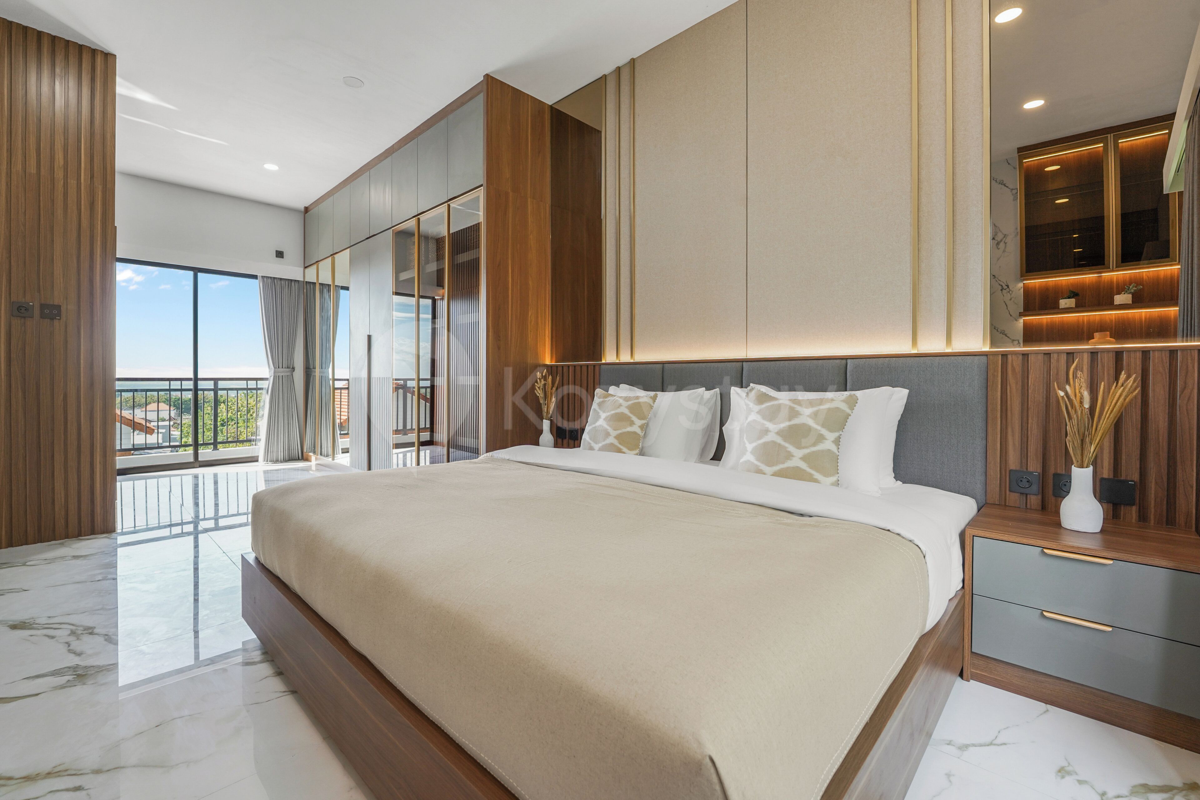 Ein modernes Schlafzimmer mit einem großen Bett, einem Balkon und Blick auf die Stadt.