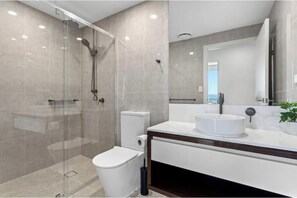 Dusche, Haartrockner, Handtücher, Seife