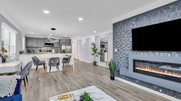 Hus – signature, 4 soverom, terrasse | Oppholdsrom | En 40-tommers smart-TV med digitale kanaler