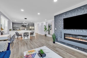Casa com design assinado, 4 quartos, terraço | Sala de estar | Smart TV 40 polegadas com canais digitais