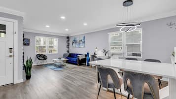 1004 Parkwood Ave House | In-room dining