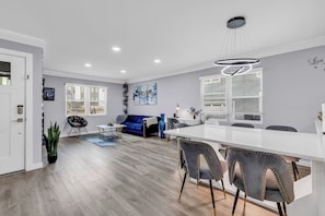 Casa com design assinado, 4 quartos, terraço | Opções para refeição no quarto