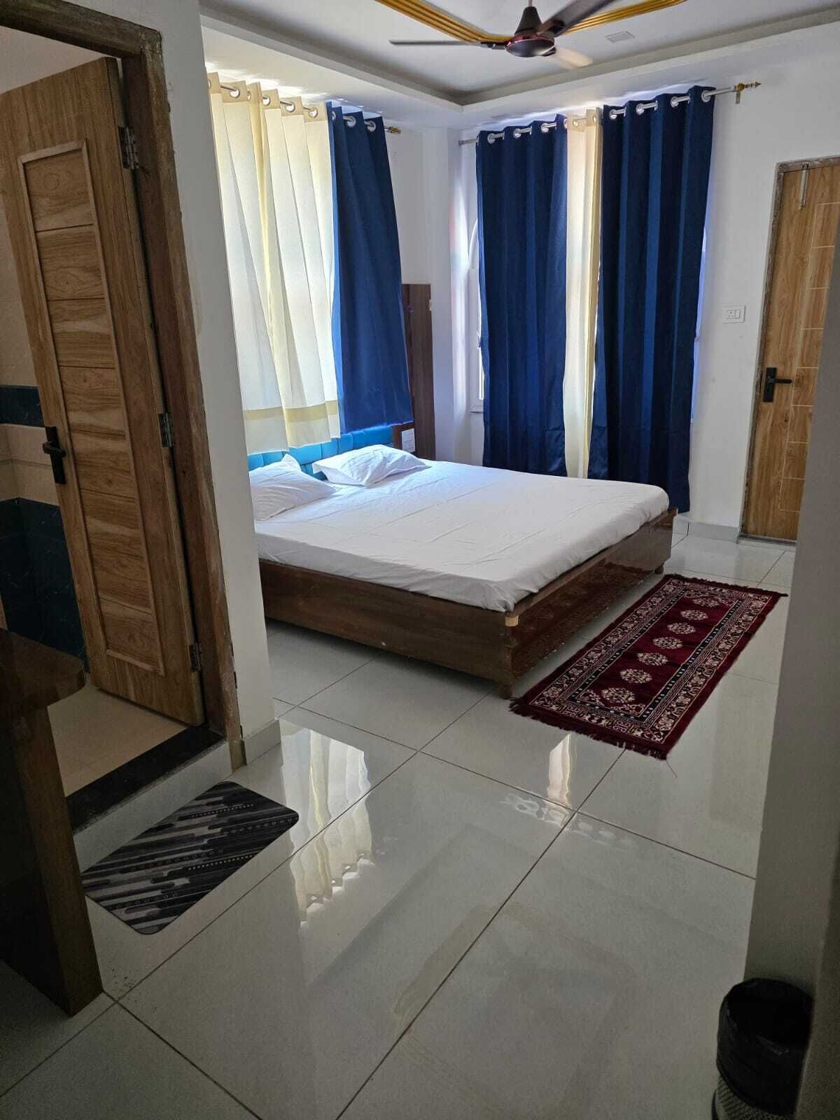 Habitación, balcón, vistas a la colina | Escritorio y espacio para trabajar con un portátil