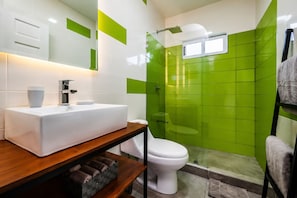 Hair dryer, towels, soap, toilet paper - Poolside room with private balcony in Tamarindo, self check-in (Tamarindo)