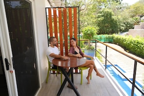 Outdoor dining - Poolside room with private balcony in Tamarindo, self check-in (Tamarindo)
