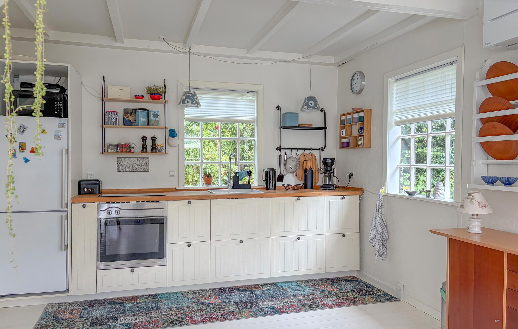 Coffee/tea maker, fridge, microwave, stovetop