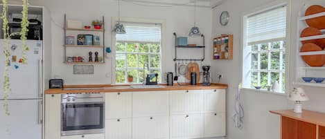 Coffee/tea maker, fridge, microwave, stovetop