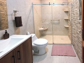 A bathroom with a shower, toilet, and sink. - Pink Moon Stylish CDMX Stay | Premium Apartment in CDMX | Excellent Location (Ciudad de México)