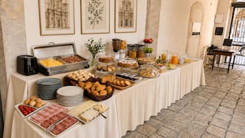 Free daily buffet breakfast