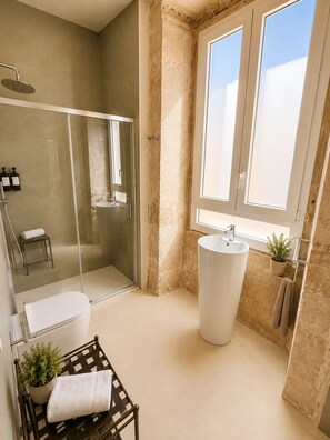 Deluxe Triple Room | Bathroom | Shower, hair dryer, towels, soap - 4 Canti Rooms (Avola)