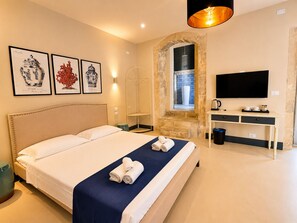 Deluxe Quadruple Room | In-room safe, desk, laptop workspace, blackout curtains - 4 Canti Rooms (Avola)