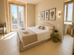 Deluxe Triple Room | In-room safe, desk, laptop workspace, blackout curtains - 4 Canti Rooms (Avola)