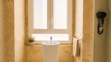 Deluxe Triple Room | Bathroom