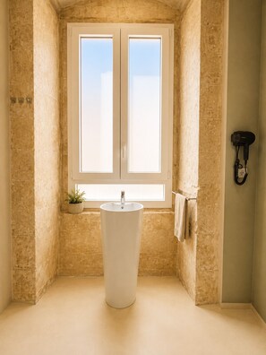 Deluxe Triple Room | Bathroom | Shower, hair dryer, towels, soap - 4 Canti Rooms (Avola)