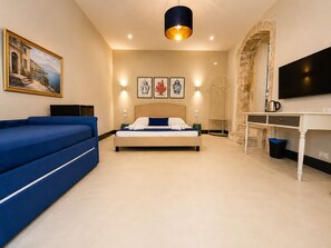 Deluxe Quadruple Room | In-room safe, desk, laptop workspace, blackout curtains - 4 Canti Rooms (Avola)
