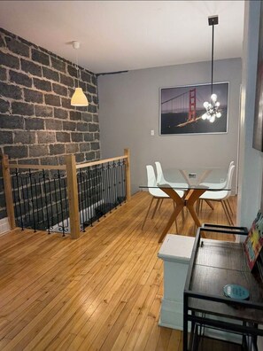 Dining - Vrbo Property (Montréal)