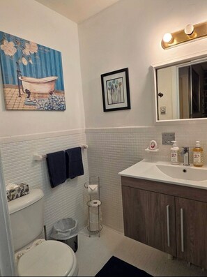 Bathroom - Vrbo Property (Montréal)